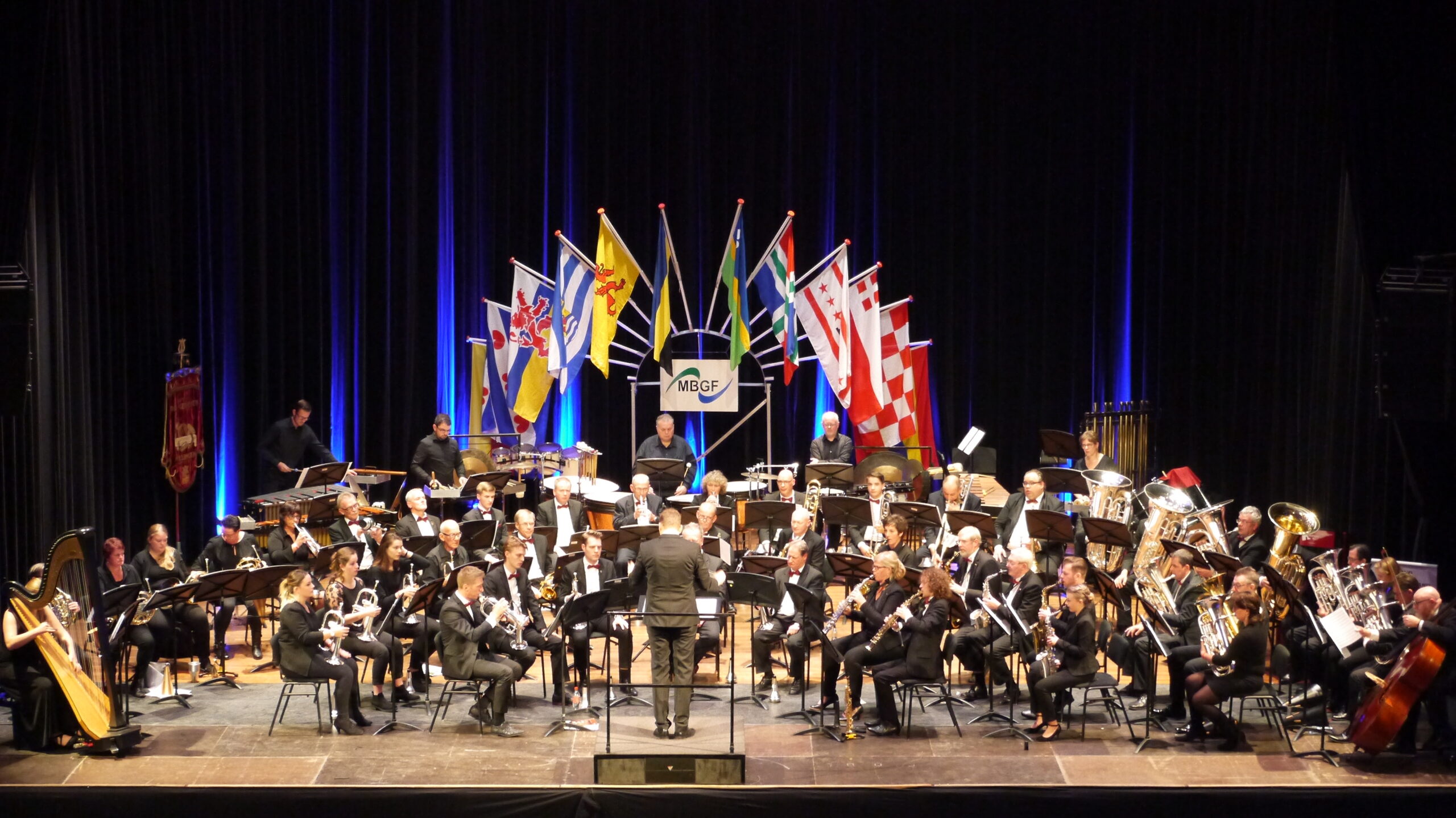 Fanfarekorps Ons Genoegen tijdens een concert op het podium