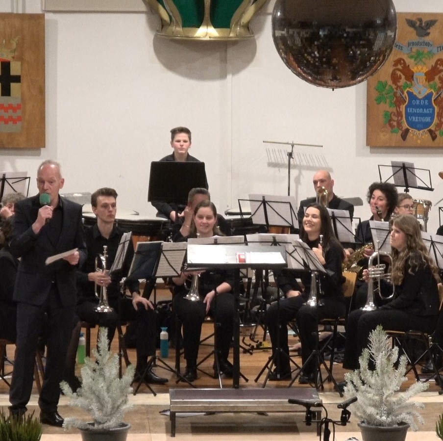 Het opleidingsorkest van Ons Genoegen tijdens een optreden
