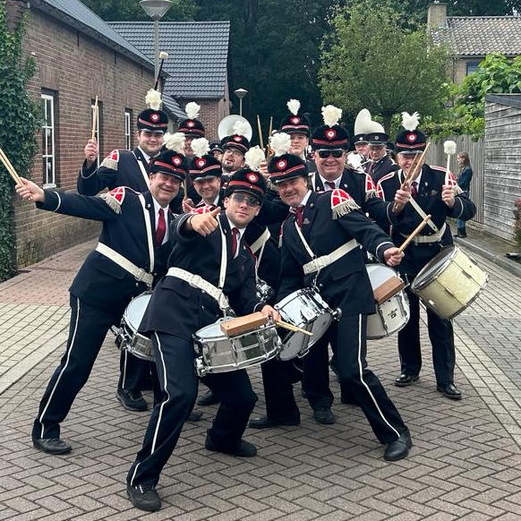 De slagwerkgroep van Fanfarekorps Ons Genoegen